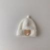 Gorro de bebé de otoño e invierno estilo coreano, bonito gorro con protección para las orejas de oso, gorro con chupete para bebé, gorro cálido para bebé.