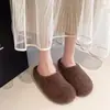 Chinelos femininos modernos e versáteis, populares entre influenciadoras, cor sólida, estilo 2026, confortáveis para uso prolongado, design de bico fechado, um item indispensável que não será visto em outro lugar, limpo e estiloso