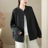 Foto real de chaqueta tipo cárdigan de punto de algodón de color liso, estilo casual para mujer de talla grande, otoño, holgada, con cuello alto, manga larga