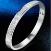 Nuevo Estilo Acero de Titanio Trébol de Cuatro Hojas Incrustado con Diamantes Joyería de Moda con un Estilo Europeo y Americano Elegante, Accesorio Versátil y Elegante de Acero Inoxidable para Mujer
