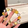 Pulsera de Nuevo Estilo con Perlas de Rocío Dorado Cuadradas de Laurel, Exquisita Pulsera de Cristal Artificial, Pulsera Multipiedra, Pulsera de Cristal Blanco con un Toque de Alta Gama