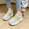 Sapatos de pai macios, leves e estilosos, tênis de malha respirável, sapatos casuais que aumentam a altura, sapatos femininos de sola grossa, novos modelos de primavera e verão