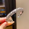 Banho Eletrolítico de Ouro Real 18K Luxo Acessível Zircônia Recortada Flor de Trevo Aberta Pulseira High-End Nicho Elegante Joia de Mão para Mulheres