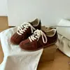 Tênis de treino retro alemão Lan Gui para mulheres, novo modelo 2026, sapatos baixos de camurça fina, bico redondo, com cadarço, solado plano, tênis esportivos casuais