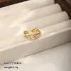 Anel ajustável de textura ondulada de luxo leve Nala para mulheres, design de nicho com toque de alta qualidade, anel de cobre banhado a ouro que não desbota