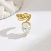 Brinco de Clipe para Osso da Orelha Pequeno, Requintado e Simples com Zircônia em Forma de Coração, Brincos de Luxo Leve, Brincos Femininos com Design Elegante e de Nicho