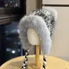 Nuevo Gorro de Punto de Felpa para Mujer en Invierno, Engrosado y Cálido, Gorro Protector de Orejas Pequeñas que Muestra la Cara, Gorro Lei Feng de Bola de Pelo a Prueba de Frío para Exteriores