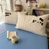 Juego de cuatro piezas de toalla de dormir de dibujos animados color nude estilo INS bordado, juego de tres piezas de algodón puro bordado fresco y lindo para estudiantes, funda de edredón de gasa de doble capa