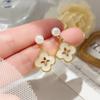 Brincos de Resina de Concha com Flor de Quatro Pétalas Tipo Diamante Brincos com Senso de Luxo Leve e Sofisticado Brincos de Nicho da Moda Trendy Joias