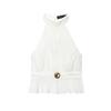 Blusa pequeña de estilo europeo y americano de moda con decoración plisada, cuello halter, cuello moderno y cinturón en la cintura en blanco