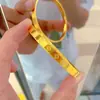 Pulsera de Trébol de Cuatro Hojas de la Suerte Estilo Mismo Tienda de Oro para Mujer, Duradera, Lujo Ligero, Joyería de Pulsera Cerrada Versátil de Moda al por Mayor