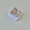 Aretes Mini Gota de Aceite Dorados de Acero de Titanio en Caja Aretes Sencillos de Tornillo Cuatro Hojas Pendientes de Marca Grande