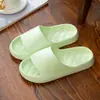 Pantuflas de cuadros tipo slip-on modelo 2026 con sensación cómoda, diseño de una sola pieza, antideslizantes y silenciosas, adecuadas para uso en casa y baño. Disponible al por mayor