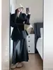 Novo conjunto de saia de cetim feminino estilo Hepburn, um look completo com um elegante casaco preto de lapela