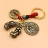 Chaveiro de latão com dois pauzinhos dos cinco imperadores e do zodíaco十二支 Fu marca pingente de carro para masculino e feminino ornamentos de chaveiro de pauzinhos