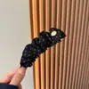 Grampo Banana Plissado de Cetim com Bolinhas Douradas Estilo Coreano para Mulheres, Realça o Volume do Cabelo, Acessório de Cabelo Versátil de Alta Qualidade