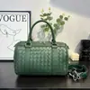 Bolsa de Almofada Trançada de Couro Genuíno de Nicho Bolsa Transversal Portátil de Luxo Leve Bolsa Boston Versátil para Viagem e Uso Diário para Mulheres
