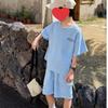 Traje casual de letras para niños, conjunto de dos piezas deportivo simple de color liso, versátil, con shorts de manga corta, moderno para niños