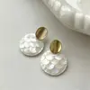 Novos Brincos Dourados Retrô 2026 para Mulheres, Estilo Popular de Hong Kong, Brincos de Alto Padrão e Elegantes, Brincos de Metal com Design de Nicho