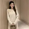 Top de punto casual de estilo coreano para otoño e invierno, holgado, de hombros descubiertos, manga larga, suéter vintage retro con broche para mujer