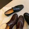 ¡La fábrica está fabricando productos! Zapatos planos retro de punta redonda estilo británico con pliegues y efecto desgastado para el trabajo, tacón grueso, zapatos pequeños de cuero, zapatos de vestir individuales para mujer