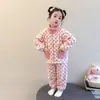 Conjunto de pijama de fleece coral para meninas para outono e inverno de 2026, novo roupão infantil de flanela espessada para meninas