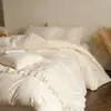 Juego de ropa de cama de cuatro piezas con ribete de encaje de lujo ligero, con una paleta de colores suave y cremosa, hecho de algodón lavable y amigable con la piel, e incluye un juego de tres piezas para dormitorio
