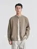 Además, la chaqueta de botones de cuello redondo estilo Old Money, una colección de otoño 2026 que presenta un suéter de punto retro, holgado y versátil para hombre
