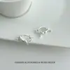 Pendientes Únicos de Gato Dorado Corriendo para Mujer Diseño de Nicho Temperamento Retro Personalidad Lujo Ligero Versátil Sensación de Alta Gama