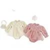 Nuevo mameluco de bebé para niña estilo princesa dulce de otoño con malla floral tridimensional y cuello con volantes, enterizo tipo vestido de manga larga