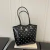 Elegante y linda bolsa de hombro tipo tote de lunares, nicho, nuevo modelo de verano 2026, alta calidad, gran capacidad, moderna y versátil