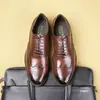 Novos sapatos de couro masculinos estilo britânico 2026 com bico redondo, sapatos formais derby brogue para escritório e casamento