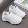 Zapatillas deportivas para niñas, populares en primavera y otoño, zapatillas de malla para niños, zapatillas casuales de suela blanda para niños, diseño moderno de retazos