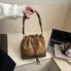 Bolsas Femininas 2025 Nova Coleção Outono e Inverno Bolsas Femininas com Estampa de Letras Estilo Nicho Bolsa de Ombro em Camurça Bolsa Transversal Estilo Balde