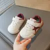 Novos Sapatos de Bebê Outono 2026 para Meninos e Meninas, Sapatos de Treino Alemães com Solado Macio, Sapatos para Caminhada de Bebê, Atacado