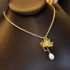 Collar colgante de perla de agua dulce con pétalos tridimensionales de crisantemo de lujo de alta calidad para mujer, joyería retro de moda para el día a día, venta al por mayor