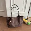 2026 Nuevos Dijes para Bolsos Sencillo Toque de Alta Gama Bolsos de Mujer Otoño Invierno Bolso de Mano Retro Serie con Monograma