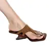 Chinelos de salto plataforma com design de nicho estilo francês para mulheres, novos chinelos de salto alto prateados para o verão de 2026 para uso ao ar livre