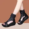 Sandálias de Couro Macio com Solado Grosso para Mulheres, Sandálias Plataforma Cuña Retro 2026 Nova Coleção Verão Cano Alto Aumenta Altura Peep-Toe Sapatos Romanos
