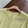 ¡Súper elegante! Top muy favorecedor y adelgazante de manga corta con cuello en V, pequeñas mangas volantes, bajo irregular y cordón lateral para mujer