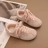 Tênis de Treino Alemão para Meninas 2026 Novo Modelo de Outono Sapatos Casuais Bordados Florais Infantis Tênis Leves Antiderrapantes para Menininhas