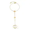 Pulsera de Perlas Mariposa de Gama Alta de Nicho Europeo y Americano con Cadena de Muñeca Integrada de Acero Inoxidable Chapado en Oro de 18K con Trébol de Cuatro Hojas
