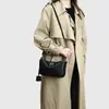 Bolso de axila vintage texturizado para mujer para primavera y verano, con cierre de candado, diseño cuadrado pequeño y una sensación de lujo ligera de alta gama. Se puede llevar como bolso de mano, bolso de hombro o bolso cruzado, y tiene el estilo de un bolso baguette.