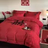 Juego de cuatro piezas rojo para recién casados, algodón puro, bordado con la palabra "feliz", ajuar de boda, sábana de cama 100% algodón, artículos de boda
