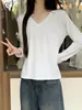Camiseta branca de manga comprida com decote em V para mulheres, adequada para primavera e outono, novo modelo 2026, pode ser usada como camada externa ou como camada interna, corte solto para pessoas baixinhas