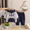Conjunto estiloso para passeios de crianças com forro de fleece, top com zíper parcial e estampa de desenho animado combinado com calça jogger com punho.