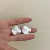 Pendientes de Hoja de Loto de Metal Escarchado con Perlas para Mujer Diseño Francés de Lujo Ligero Sentido de la Moda Pendientes Versátiles Pendientes