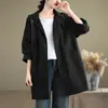 Foto real del nuevo trench coat simple de longitud media para otoño 2026 para mujer, casual, versátil, corte holgado, adelgazante, chaqueta estilo coreano