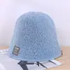 Chapéu Feminino Outono e Inverno Cor Sólida Tecido com Letras Chapéu de Balde Mostrando o Rosto Pequeno Veludo de Cordeiro Chapéu de Pescador Quente de Inverno para Casais