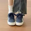 Tênis Casuais Retrô de Solado Grosso para Mulheres 2026 Novos Sapatos Brancos Versáteis para Mulheres com Design Único Sapatos de Pão Atacado